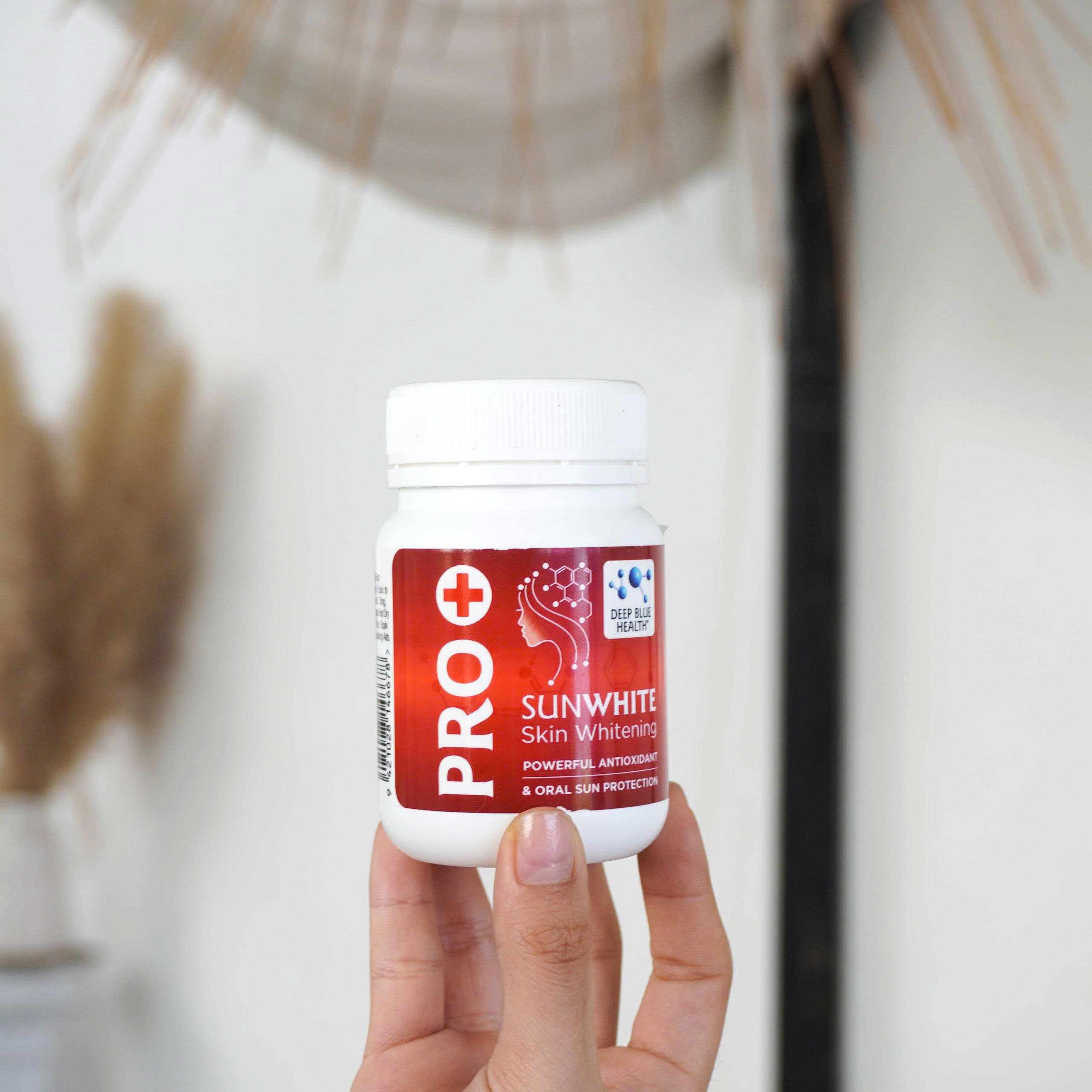 Pro Sun White hay EK Kawakawa, nên chọn viên uống hay kem chống nắng?