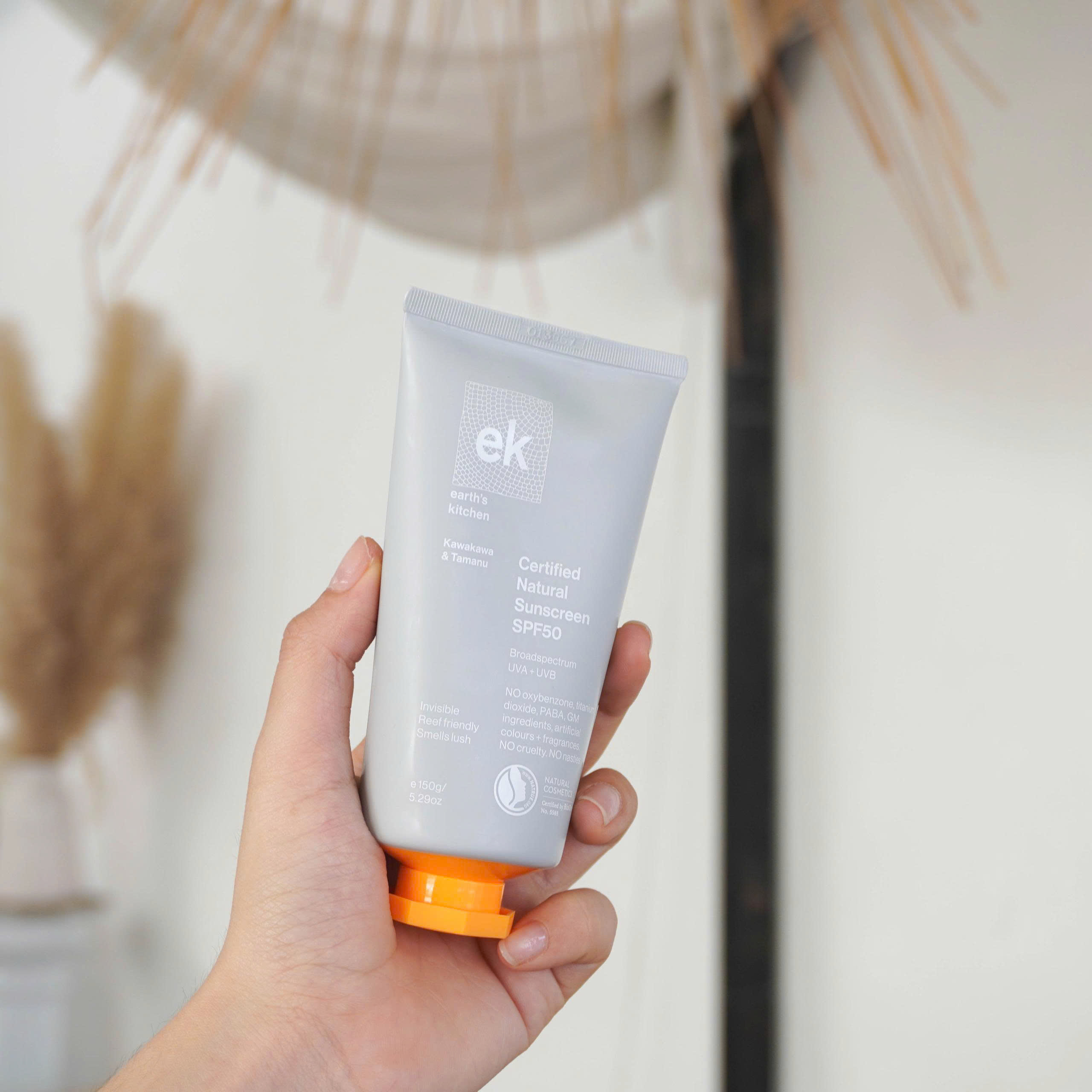 Pro Sun White hay EK Kawakawa, nên chọn viên uống hay kem chống nắng?